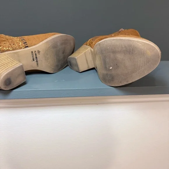 Qupid Brown Embroidered Faux Suede Boho Block Heel Ankle Boots Size 7 - Picture 10 of 13